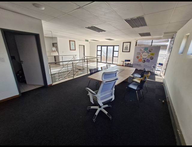939M² WAREHOUSE TO LET IN JET PARK